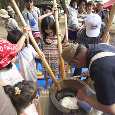 地元の方々と餅つき大会!!