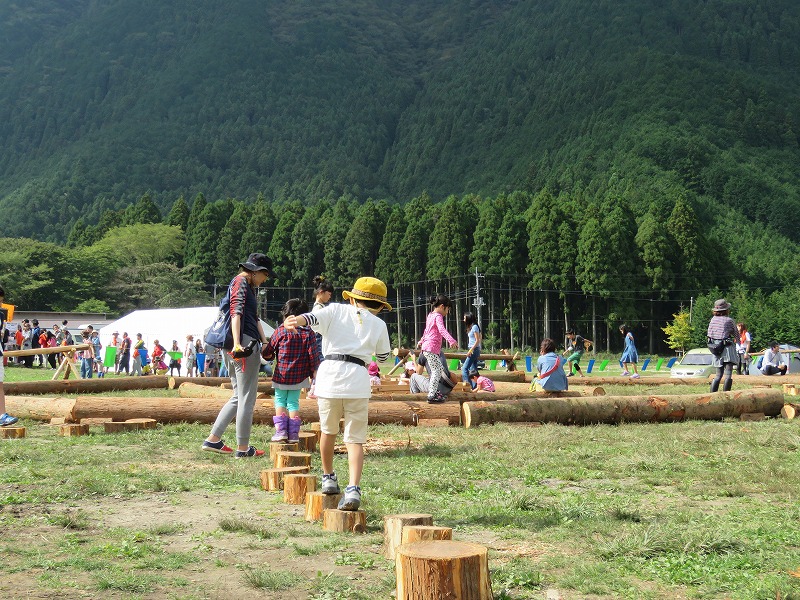 丸太のあそび場            