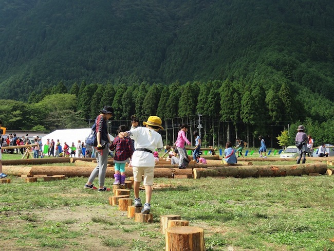 丸太のあそび場