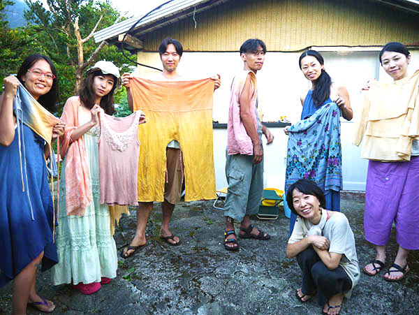 屋久島の赤土と麻炭で手ぬぐいを染めちゃおう！